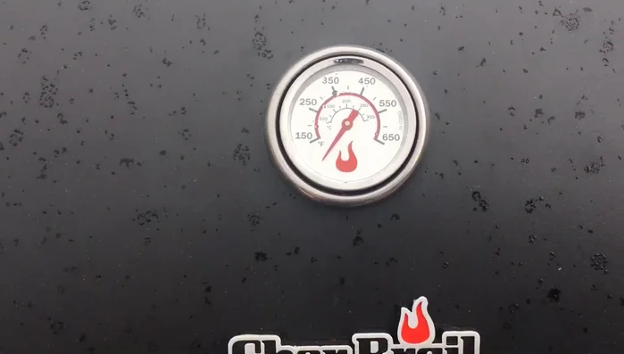 Ahumado de las alitas: Coloca las alitas de cerdo en la parrilla a fuego indirecto, a una temperatura de 300-350 grados Fahrenheit (320.82). Ajusta las ventilas para controlar la temperatura. (332.78)