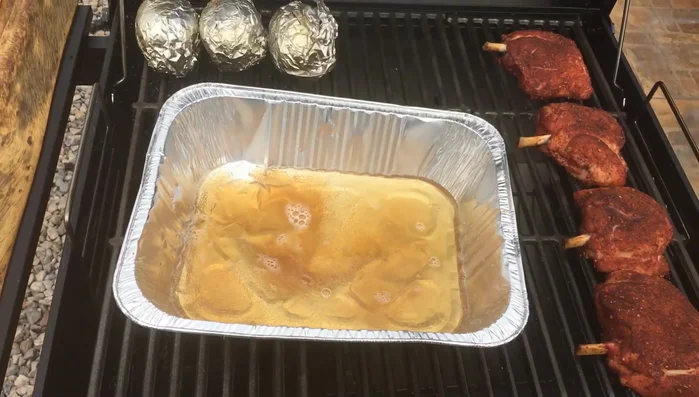 Braseado: Si las alitas no están completamente cocidas, coloca en una bandeja con cerveza ámbar, tapa con papel aluminio y sigue cocinando a una temperatura de 450 grados Fahrenheit (546.64).
