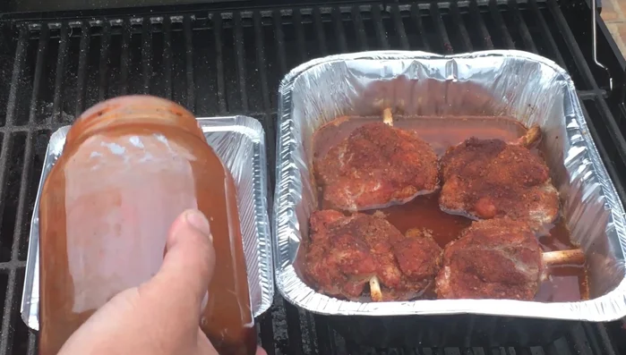 Glaseado: Una vez listas, glasea las alitas con salsa BBQ y el líquido de la cerveza (701.82).