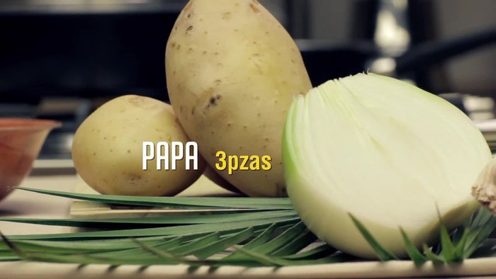 Pon a cocer las papas con cáscara en agua fría hasta que estén un poco duras. Luego, rebánalas en rodajas gruesas con cáscara. (10.44)