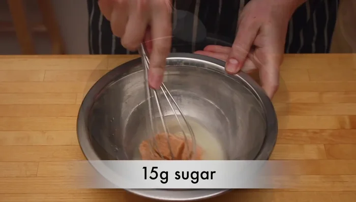 En un bol pequeño, mezclar 60g de miso blanco, 30g de sake y 15g de azúcar. Batir bien hasta disolver. Agregar 30g de aceite neutro y batir.