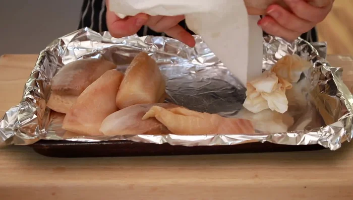 Colocar el sable en una bandeja para hornear con papel aluminio, lado marrón hacia arriba. Asar durante 3-4 minutos, hasta que se dore. Vigilar de cerca para evitar que se queme.