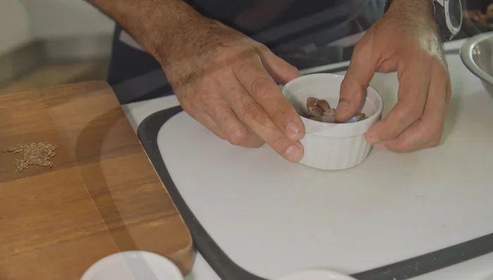Machacar o moler los cangrejos con ajo y un poco de sal. (217.64)