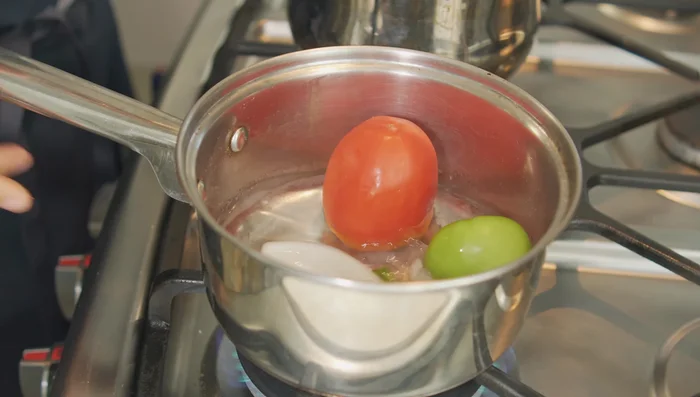 En una olla, sofreír la cebolla, jitomate y tomate con un poco de sal. Agregar el chile previamente remojado. (272.72)