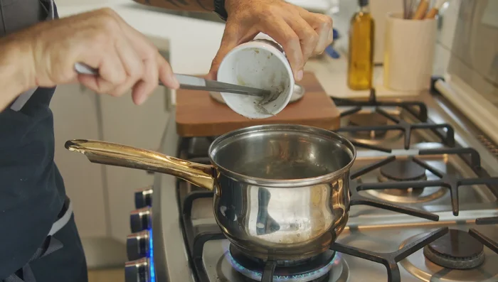 En la olla, sofreír el ajo y los cangrejos con comino tostado hasta que cambien de color. (388.56)