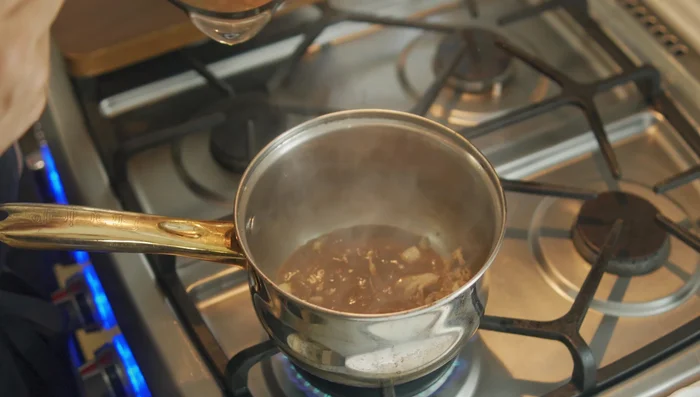 Agregar la salsa licuada poco a poco a la olla. (416.8)
