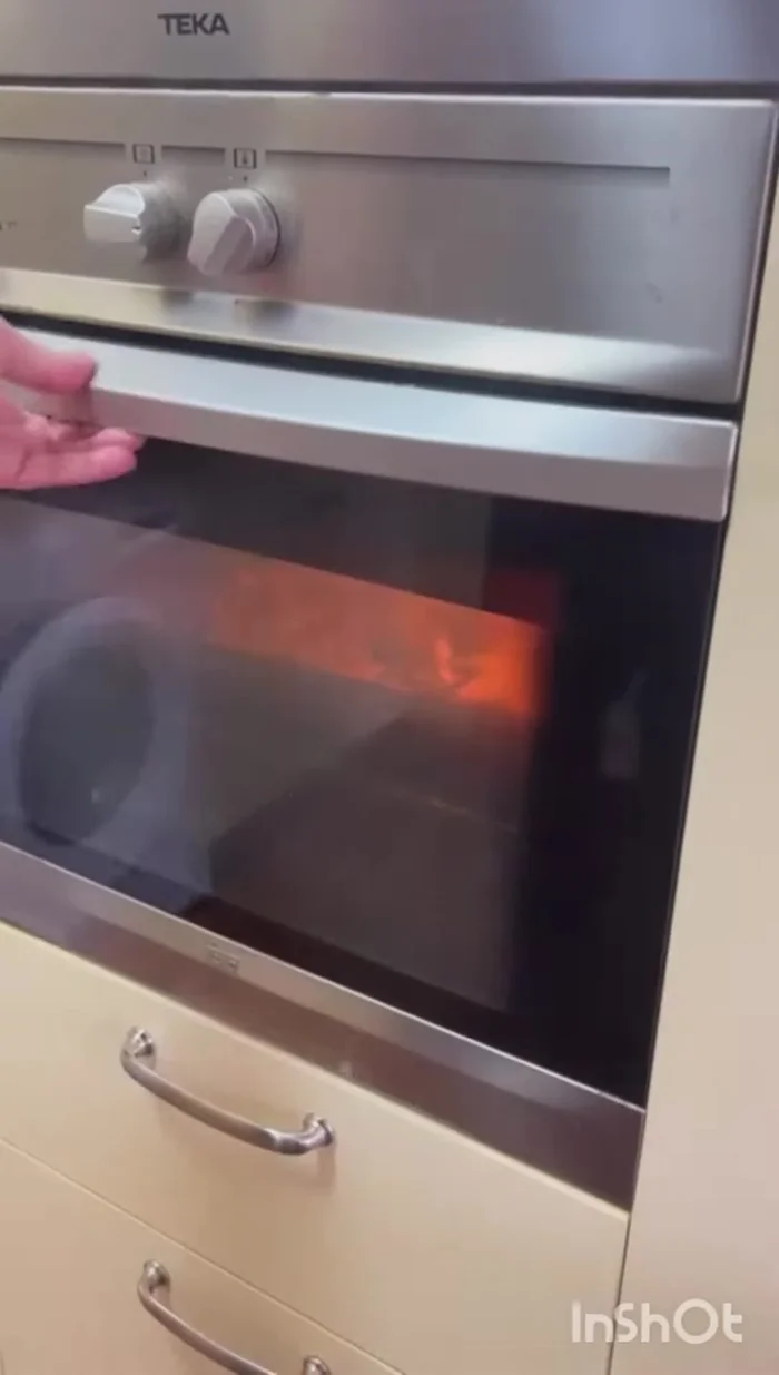 Colocar las patatas y champiñones en una bandeja para horno. Introducir en el horno durante 15 minutos aproximadamente (30.64).