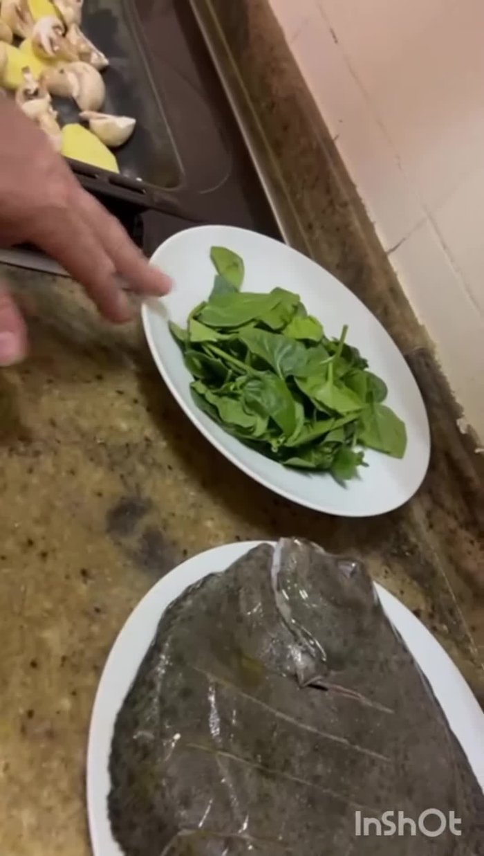 Precalentar el horno a máxima temperatura y luego bajarlo a 200°C (1.52). Cortar las patatas y champiñones en trozos pequeños. Agregar un poco de aceite y sal (8.84, 14.28).