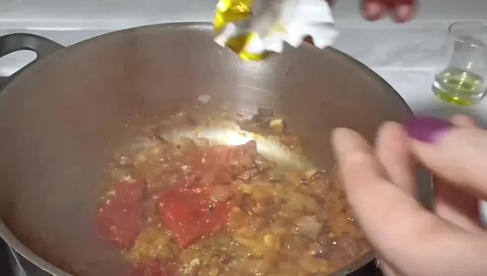 Añadir la media pastilla de caldo de verdura y el medio litro de agua. Dejar hervir durante 10 minutos a fuego medio.
