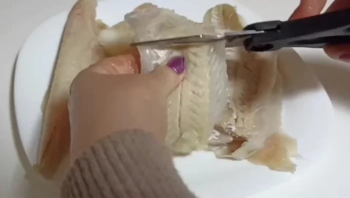 Mientras tanto, cortar los filetes de merluza en trozos, sazonar con sal y pimienta.