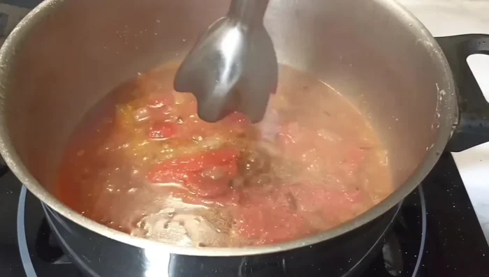 Triturar la salsa con una batidora.