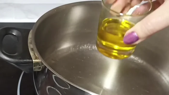 Poner en una olla un fondo de aceite de oliva virgen extra (3 cucharadas soperas). Encender el fuego.