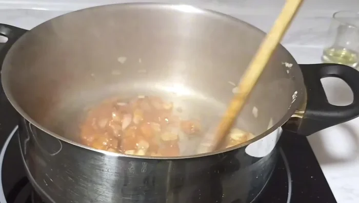 Incorporar el tomate frito (o tomate natural triturado), los pimientos del piquillo, un poco de pimienta (al gusto), y el ajo en polvo. Mezclar.
