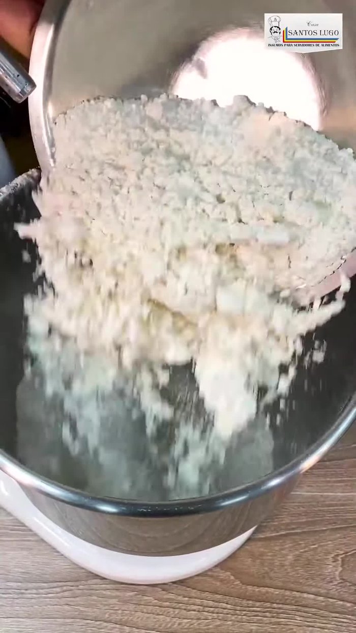 En el bowl de la batidora, agregamos la harina, la mantequilla, el agua, la sal y el azúcar. Mezclamos con la pala hasta obtener una textura homogénea.