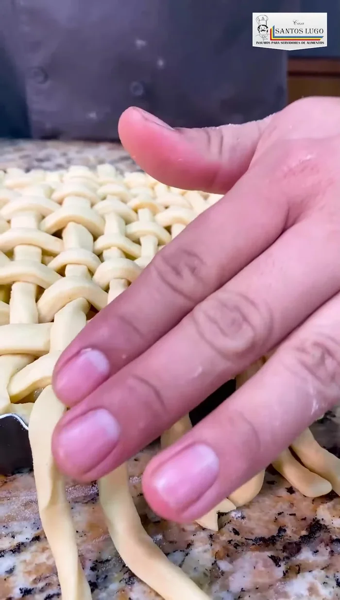 Cortar el sobrante de masa y presionar los bordes para sellar la tarta.