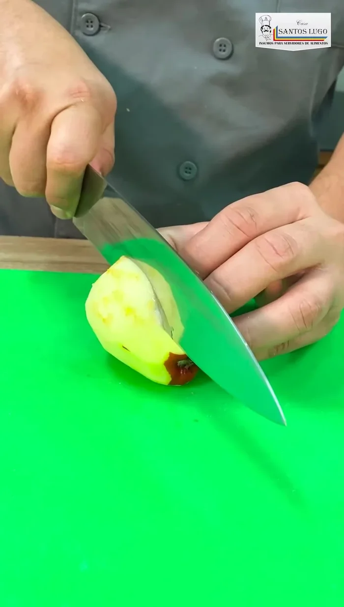 Pelamos y cortamos las manzanas en medias lunas.