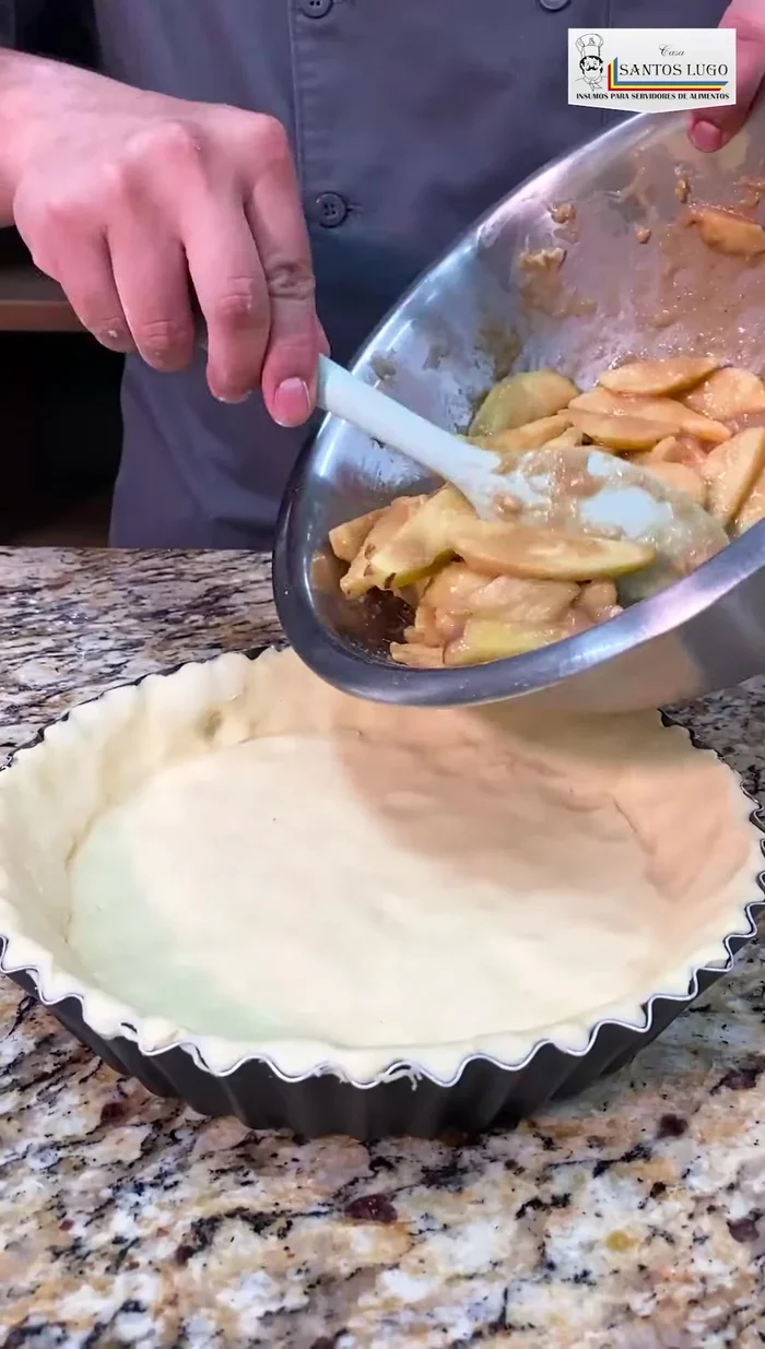 Agregar el relleno de manzana al molde.