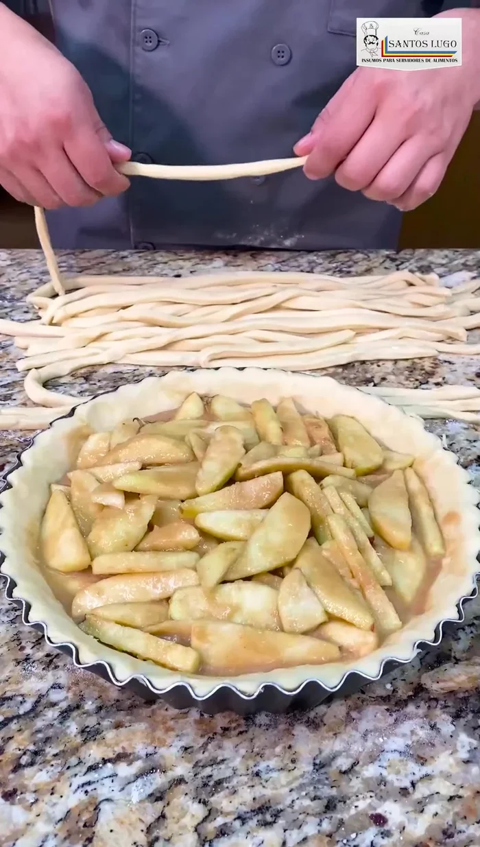 Realizar el tejido de la tapa de la tarta con las tiras de masa, alternando una tira sí y una no, hasta cubrir todo el relleno.