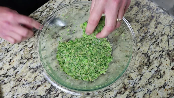 Formar bolitas con la mezcla de brócoli (del tamaño de una pelota de golf).