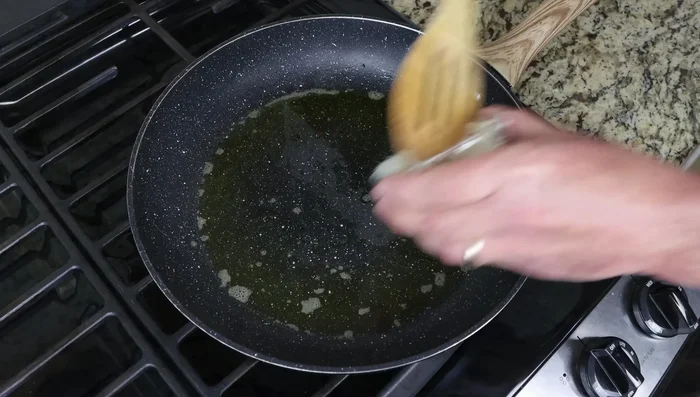 En la misma sartén, saltear una cebolla pequeña picada y dos dientes de ajo picados hasta que estén translúcidos.