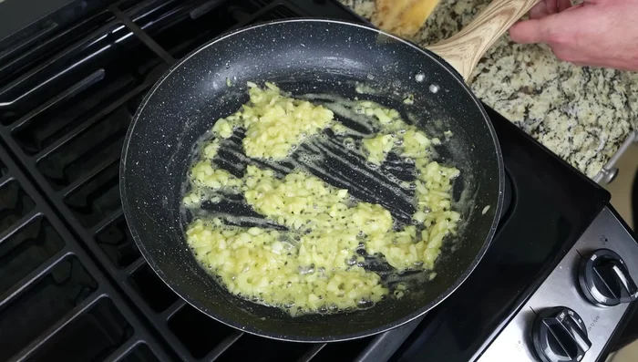 Agregar vino blanco seco (1/2 taza/120ml), tomillo seco (1/2 cucharadita/0.5g) y cocinar a fuego lento durante 2-3 minutos.