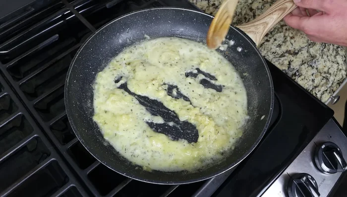 Agregar caldo de verduras (1 1/2 tazas/360ml) y cocinar durante 3-4 minutos hasta obtener una salsa cremosa.