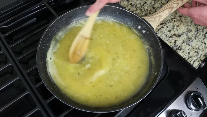 Sazonar la salsa con sal y pimienta.