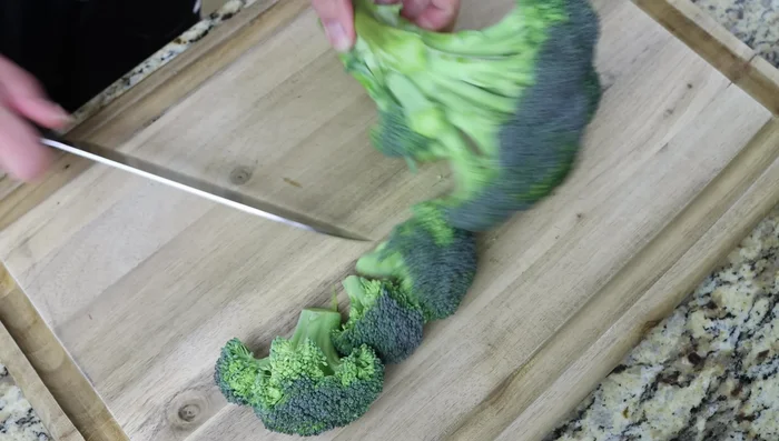 Cortar los floretes de brócoli en trozos pequeños. Enjuagar y secar completamente.