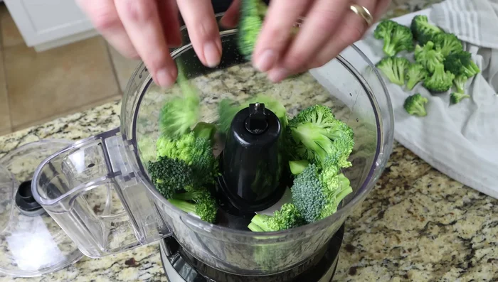 Picar el brócoli (junto con 3 dientes de ajo) en un procesador de alimentos (o manualmente).