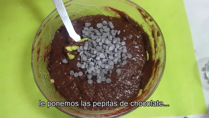 Incorporar las pepitas de chocolate (reservar algunas para decorar). Mezclar bien.