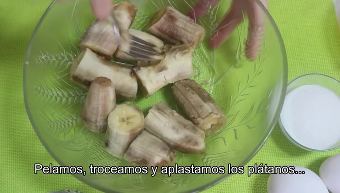 Pelar, trocear y aplastar ligeramente los plátanos con un tenedor.