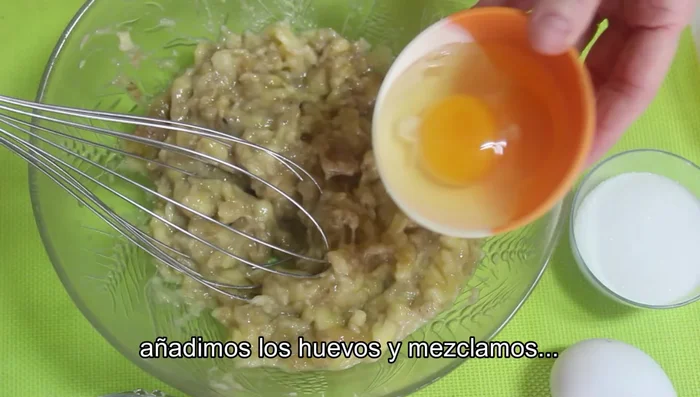Añadir los huevos y mezclar con las varillas manuales.
