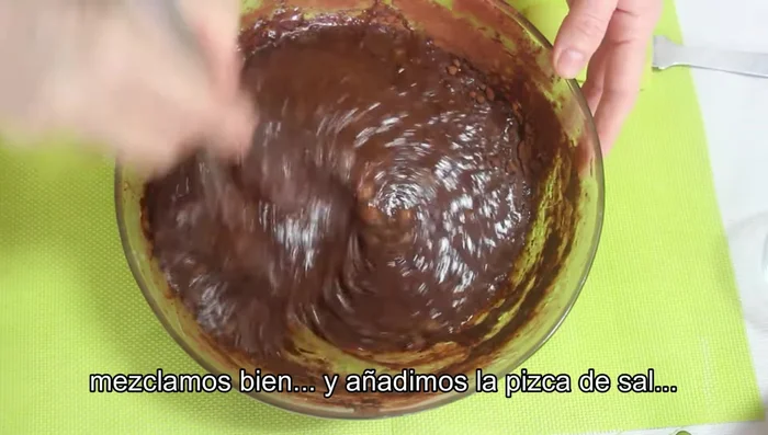 Añadir una pizca de sal y mezclar.