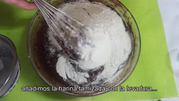Mezclar la harina con el impulsor (o levadura química). Agregar a la mezcla y mezclar hasta que se haya incorporado.
