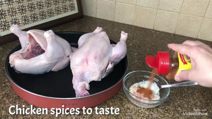 Marinar el pollo: abrir unos hoyitos en el pollo y untarlo con la pasta de ajo, especias para pollo, curry, pimentón, jugo de limón, a gusto.