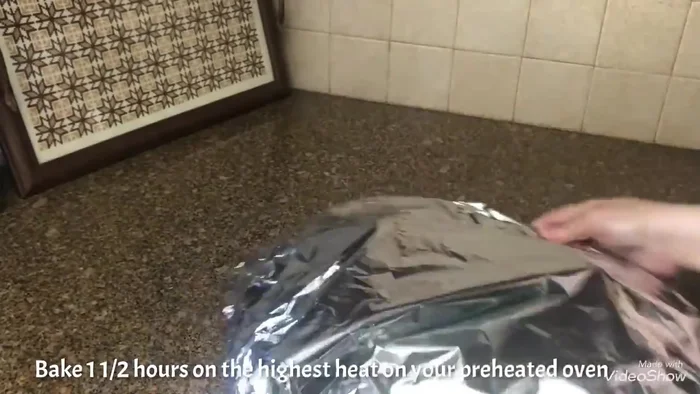 Precalentar el horno y hornear el pollo a fuego alto durante 1 hora y media.