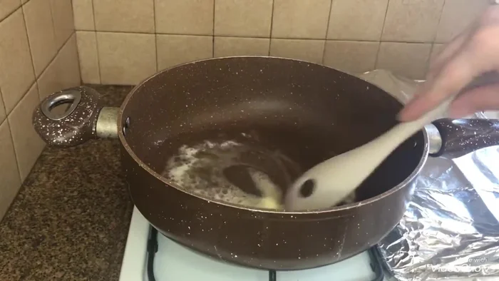 Preparar el arroz: en una sartén u olla, sofreír aceite vegetal y margarina/mantequilla con limón deshidratado, cardamomo, pimienta negra, curry, canela y cilantro seco (a gusto).