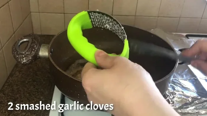 Agregar el arroz y el ajo, mezclar por 2 minutos. Agregar agua (el doble de la cantidad de arroz) y dejar hervir un poco. 