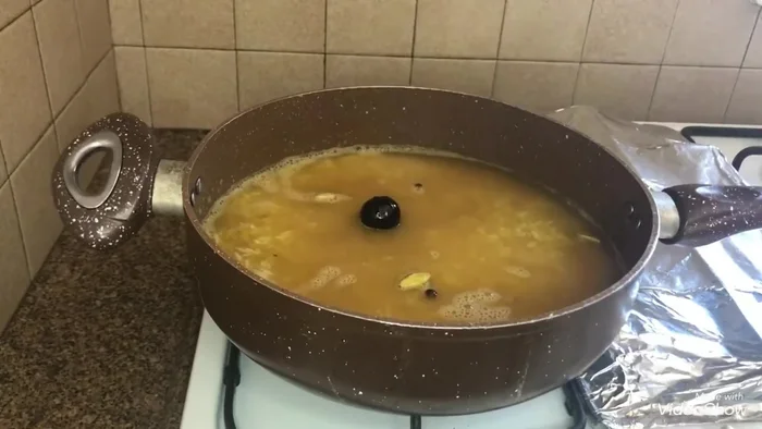 Retirar los aromatizantes (limón, cardamomo y pimienta), tapar y cocinar a fuego lento por 10 minutos hasta que el arroz absorba el agua.