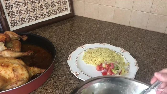 Servir el pollo mediterráneo con el arroz aromático y una ensalada (opcional).
