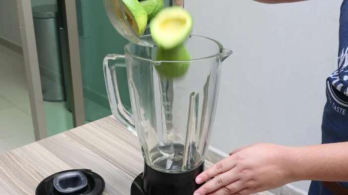 Vaciar la pulpa de los aguacates en la licuadora.