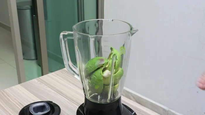 Agregar un diente de ajo sin cáscara, dos tomates limpios y cortados a la mitad, una rodaja de cebolla y dos chiles serranos.