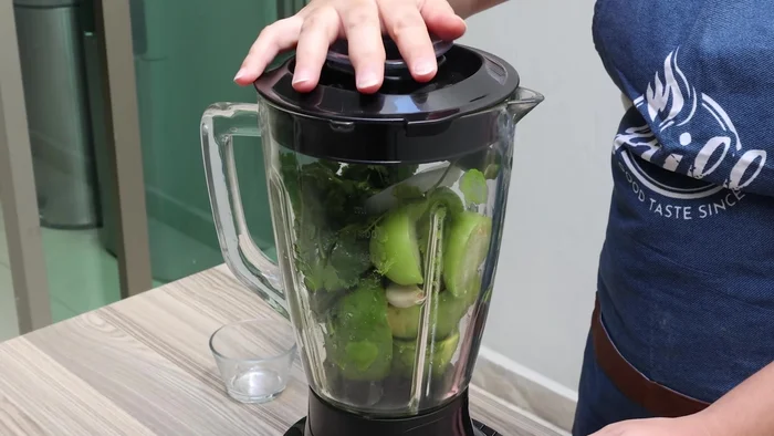 Tapar la licuadora y licuar todo hasta obtener una salsa homogénea.