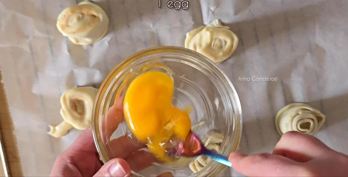 Pinta las caracolas con huevo batido.