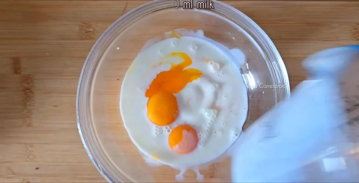 En un bol, bate las tres yemas de huevo con 100 ML de leche, una cucharadita de vainilla y tres cucharadas de maicena hasta que no queden grumos.