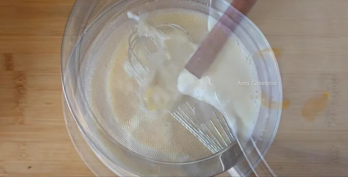 Cuela la leche con canela y limón. Vuelve a ponerla en la cazuela a fuego medio, sin dejar de remover, hasta que espese.