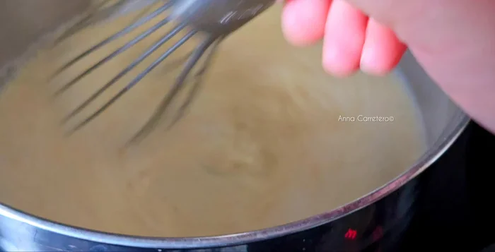 Pon la crema en un bol y deja que se enfríe.