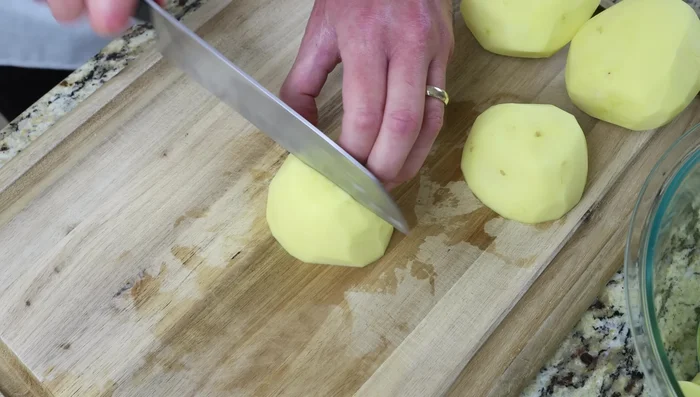 Cortar 1 kg de patatas peladas, lavadas y secadas en trozos del tamaño de un bocado (aprox. 2 cm o 3/4 de pulgada). (118.799)