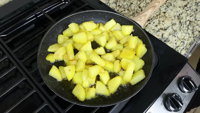Retirar la sartén del fuego y escurrir las patatas en un colador. (197.599)