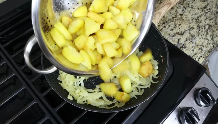 Agregar las patatas fritas a la sartén junto con 1 cucharadita (1.25 g) de pimentón ahumado dulce. Sazonar con sal y pimienta. Mezclar bien. (245.799)